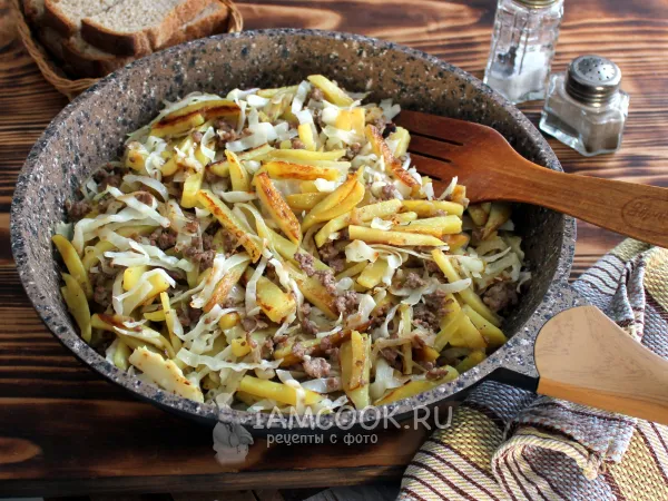 Фото готового блюда: Жареная картошка с капустой и фаршем