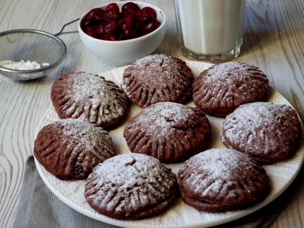 Фото готового блюда: Шоколадное печенье с вишней