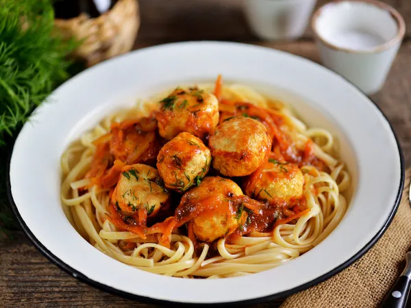 Фото блюда: Спагетти с фрикадельками в томатном соусе