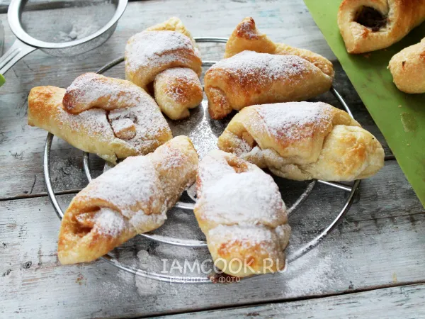 Фото готового блюда: Слоеные рогалики с яблоком и корицей