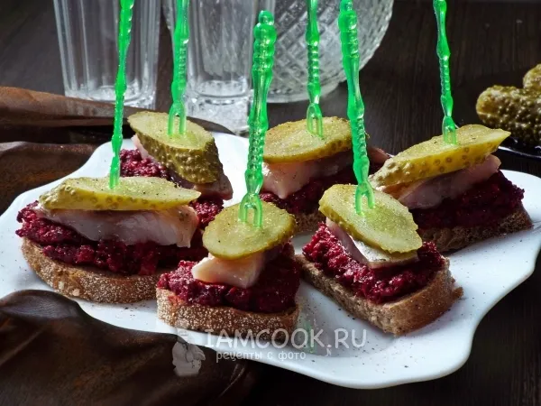 Фото блюда: Канапе с сельдью на свекольной подушке