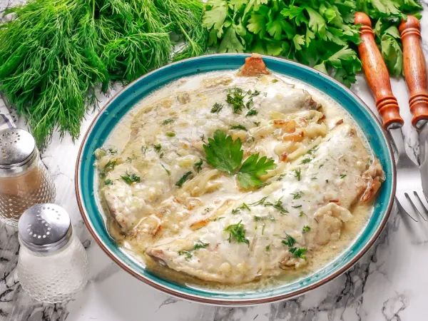 Фото блюда: Скумбрия в сметане на сковороде