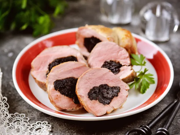 Фото готового блюда: Свиная вырезка, фаршированная черносливом, в духовке