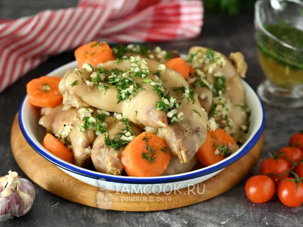 Фото блюда: Вареные свиные ножки с чесноком