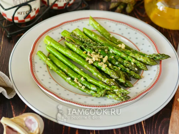 Фото блюда: Жареная спаржа на сковороде с чесноком
