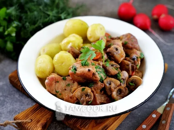 Фото готового блюда: Жареная свиная шейка с луком и грибами