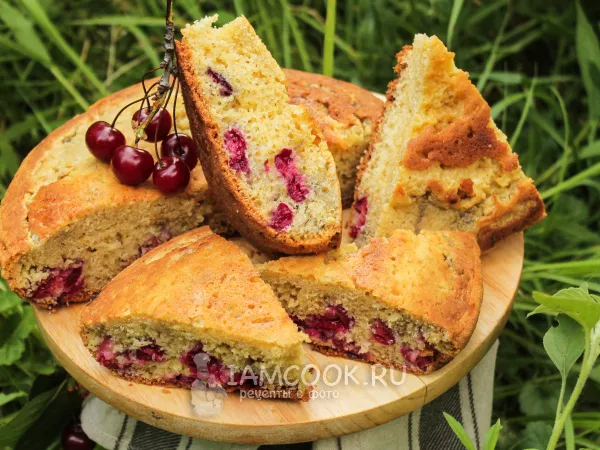 Фото готового блюда: Шарлотка с вишней на сковороде