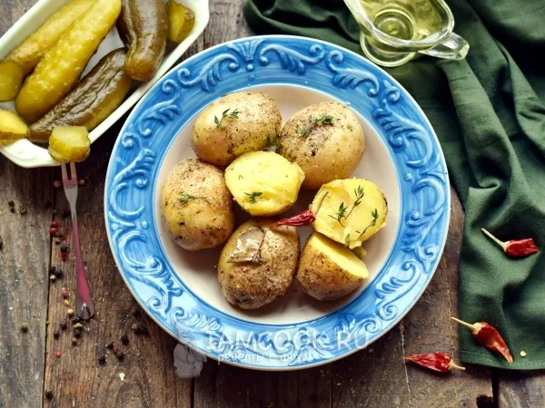 Фото блюда: Целый картофель со специями в микроволновой печи