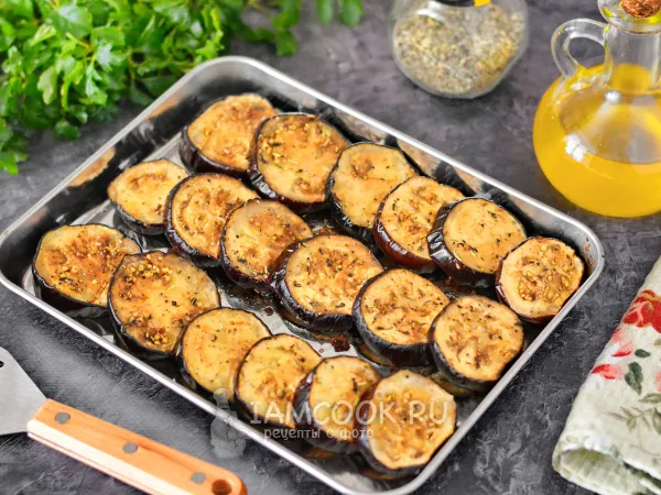 Фото готового блюда: Баклажаны, запеченные на противне в духовке