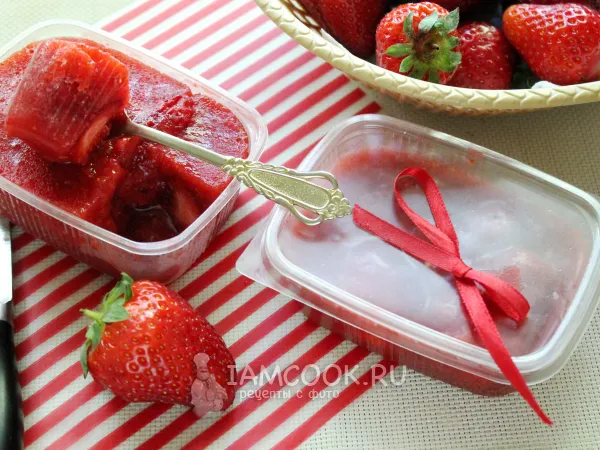 Фото блюда: Клубника на зиму без сахара (заморозка целых ягод с пюре)