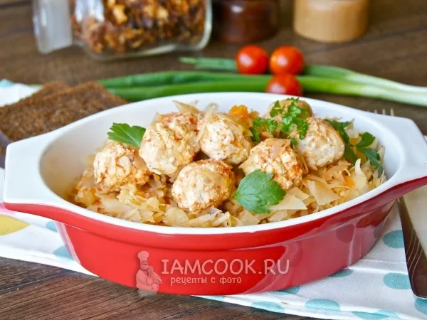 Фото готового блюда: Тушеная капуста с фрикадельками