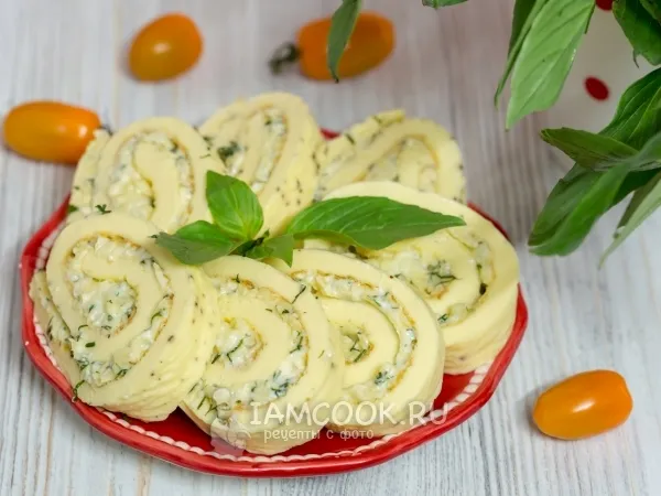 Фото готового блюда: Яичный рулет с сыром, чесноком и зеленью