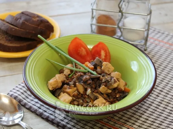 Фото блюда: Тушеная чечевица с опятами и куриным филе