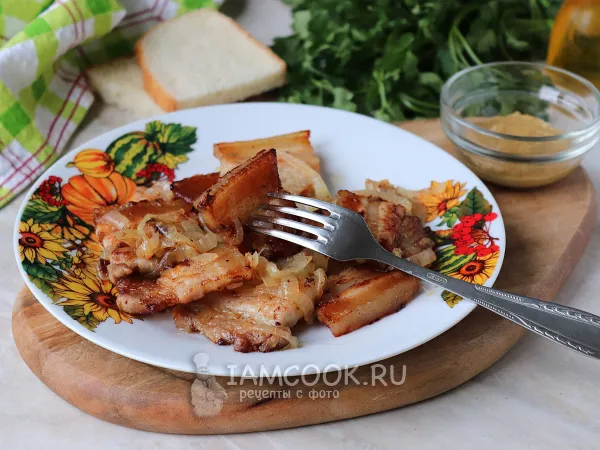 Фото готового блюда: Жареная свиная грудинка на сковороде