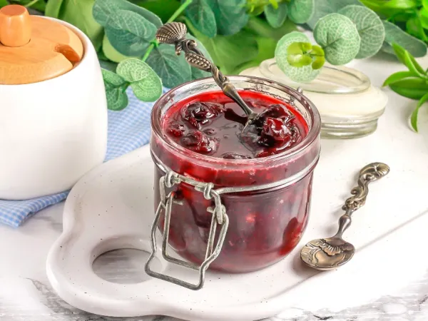 Фото блюда: Жареное варенье из вишни на сковороде (с косточками)