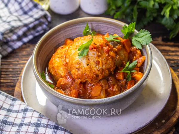 Фото готового блюда: Рыбные тефтели в томатном соусе на сковороде