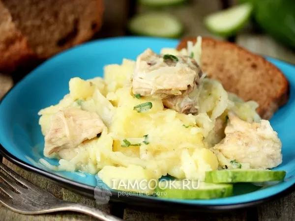 Фото готового блюда: Картофель с курицей и капустой в мультиварке