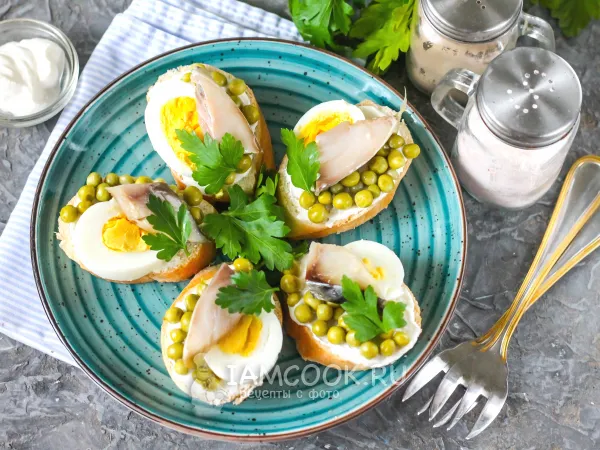 Фото готового блюда: Бутерброды с копченой скумбрией и яйцом