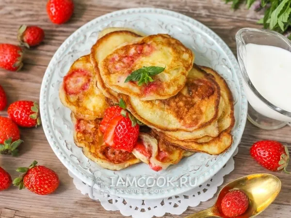 Фото готового блюда: Оладьи с клубникой
