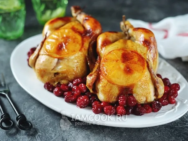 Фото готового блюда: Цыплята корнишоны с апельсинами и клюквой в духовке