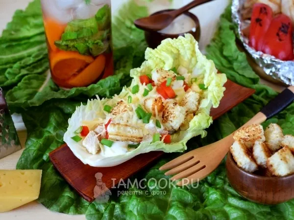 Фото блюда: Салат с индейкой в салатных листьях