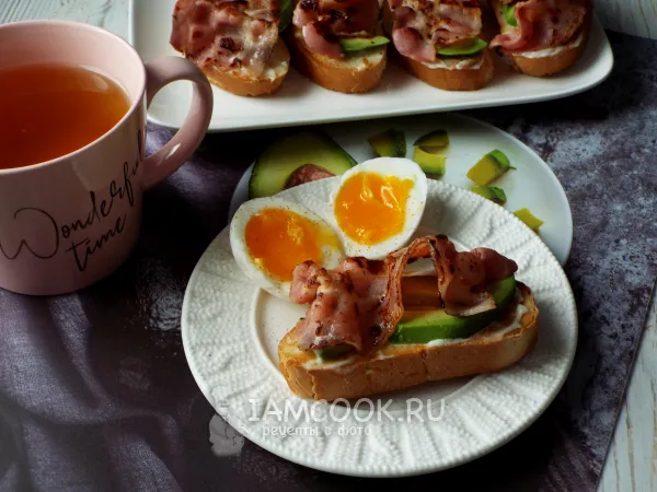 Фото блюда: Брускетта с авокадо и беконом