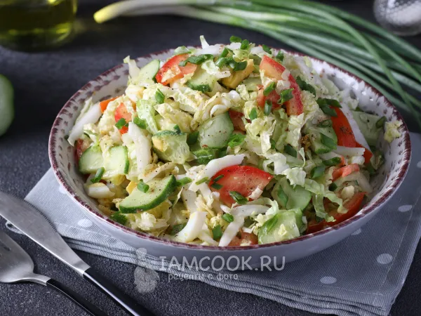 Фото готового блюда: Салат с пекинской капустой, огурцом, помидором и яйцом