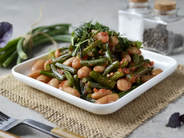 Фото готового блюда: Салат из чесночных стрелок (с фасолью)