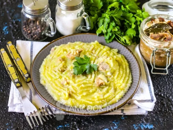 Фото готового блюда: Картофельное пюре с тушенкой