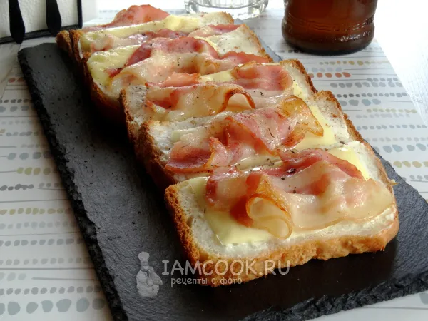 Фото готового блюда: Бутерброды с беконом и сыром в духовке