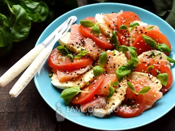 Фото готового блюда: Салат с семгой и моцареллой