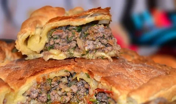 Фото блюда: Сочный мясной пирог из слоёного теста