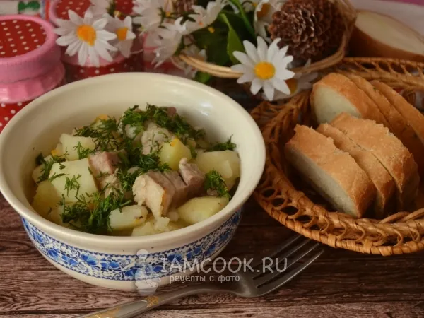 Фото готового блюда: Тушеная картошка с мясом в сковороде