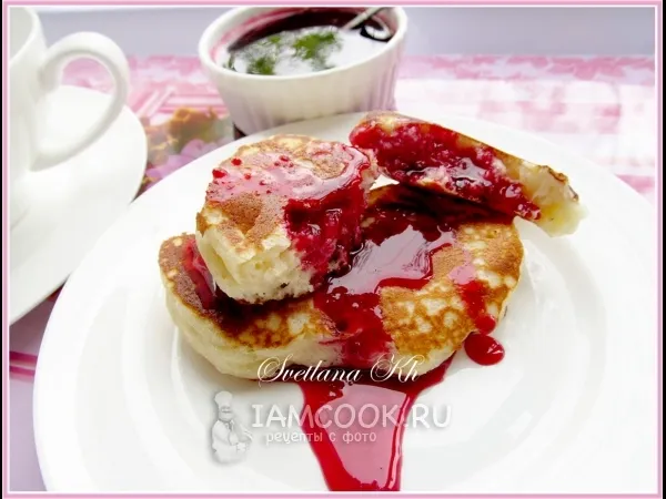 Фото блюда: Дрожжевые оладьи на кефире с вишневым соусом