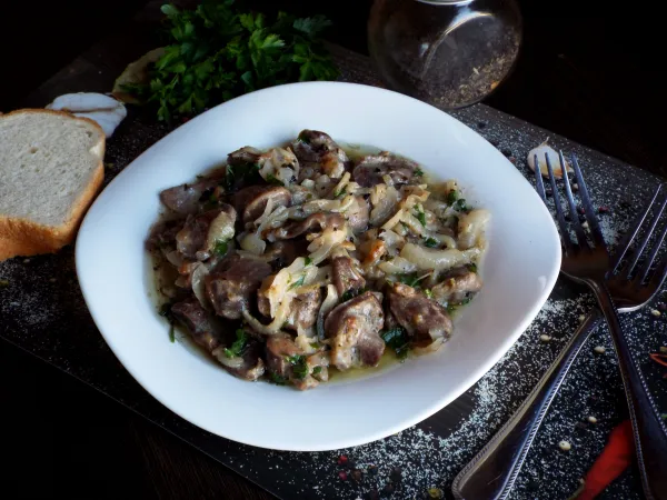 Фото готового блюда: Тушеные куриные желудки в майонезе на сковороде