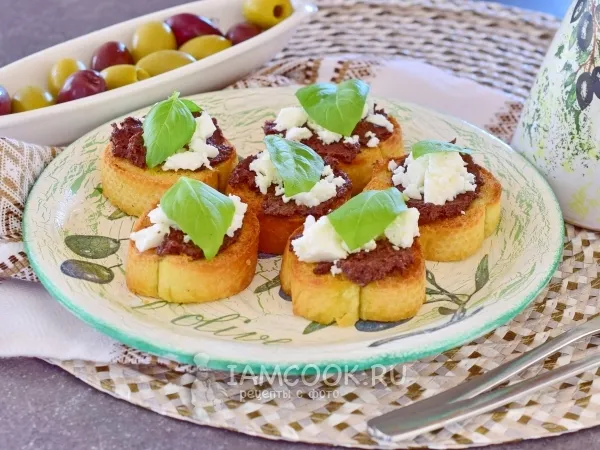 Фото готового блюда: Тосты с оливковой пастой и сыром фета