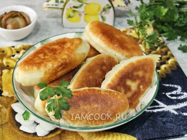 Фото готового блюда: Жареные пирожки с солеными груздями