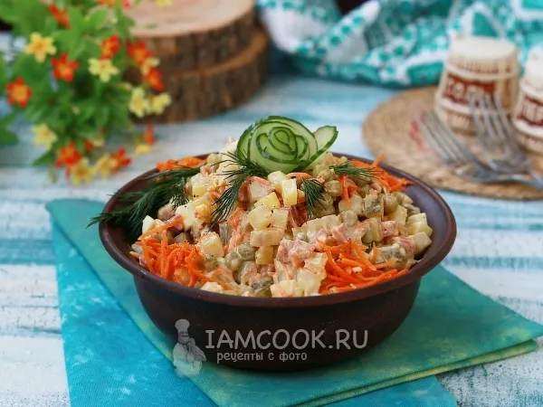 Фото готового блюда: Оливье с колбасой и корейской морковью