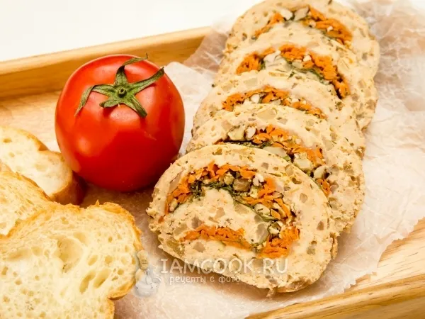Фото готового блюда: Паровой куриный рулет с яблоком, орехами и пармезаном