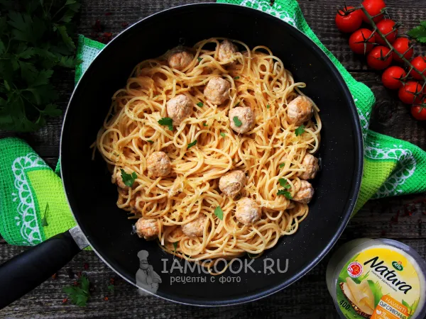 Фото блюда: Макароны с фрикадельками на сковороде с подливкой