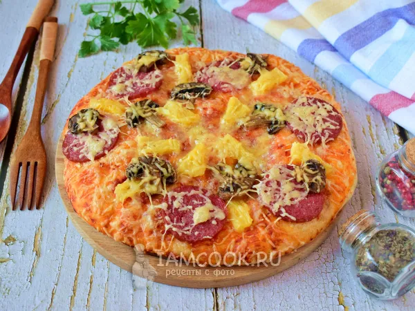 Фото блюда: Пицца с колбасой, грибами и ананасами