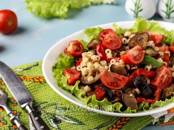 Фото блюда: Салат с баклажанами, помидорами и пастой