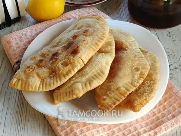 Фото готового блюда: Чебуреки с луком