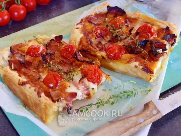 Фото блюда: Слоеный пирог с помидорами, беконом и сыром
