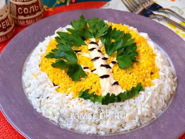 Фото готового блюда: Салат «Березка» с куриным филе и черносливом