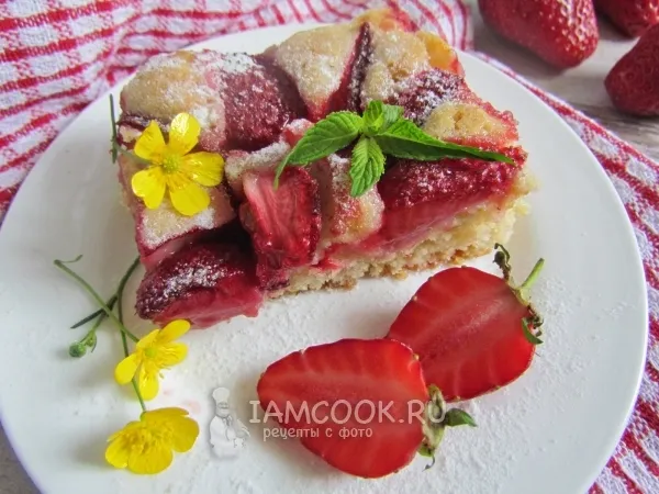 Фото готового блюда: Клубничный пирог в духовке