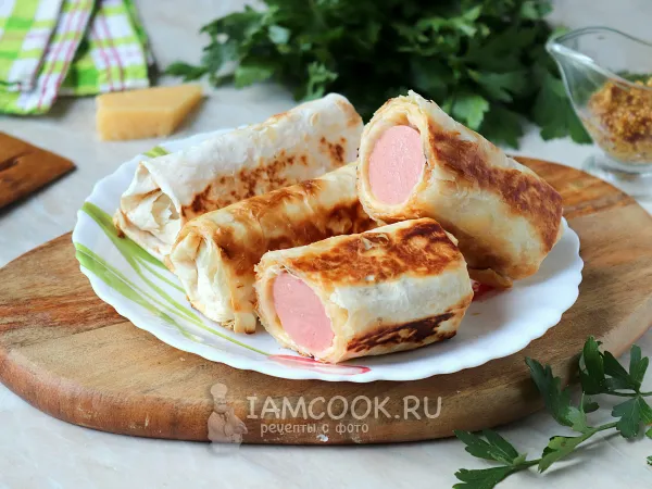 Фото готового блюда: Сосиски в лаваше с сыром на сковороде