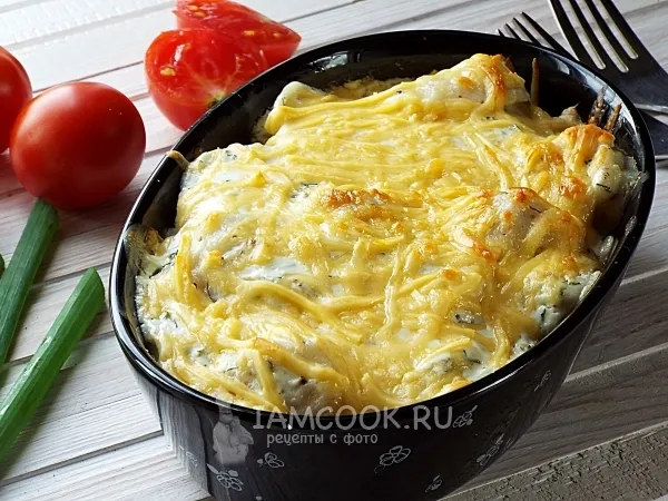 Фото готового блюда: Пельмени с сыром и сметаной в духовке