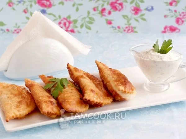 Фото готового блюда: Чебуреки с творогом и зеленью