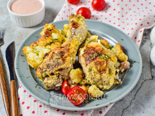 Фото блюда: Куриные голени с цветной капустой в духовке